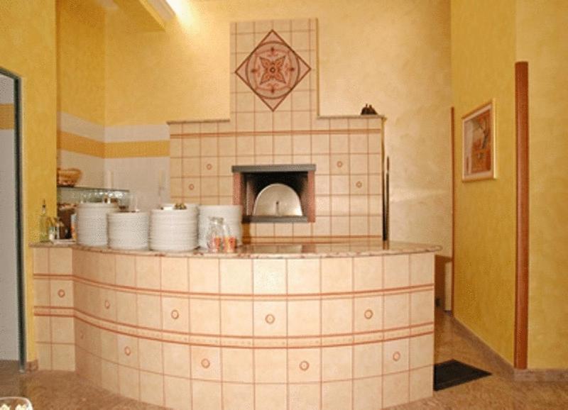Hotel Ristorante Cordial Комізо Екстер'єр фото